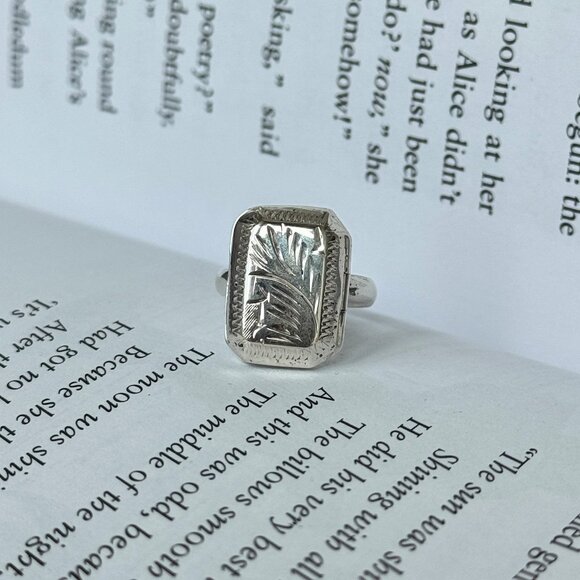 VINTAGE Sterling Silver Engraved Locket Ring Size 5.5 – Secret Compartment - Picture 4 of 5